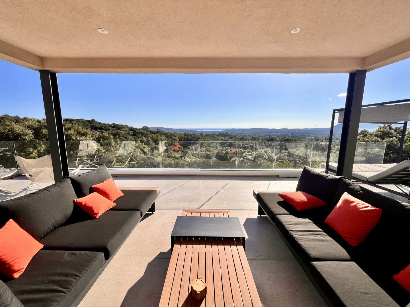 La terrasse supérieure et ses zones ombragées le long de la piscine.